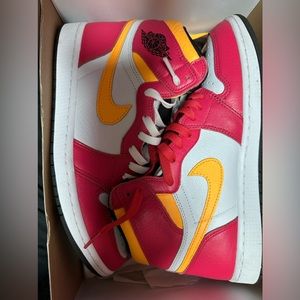 Jordan 1 Retro High OG
Light Fusion Red